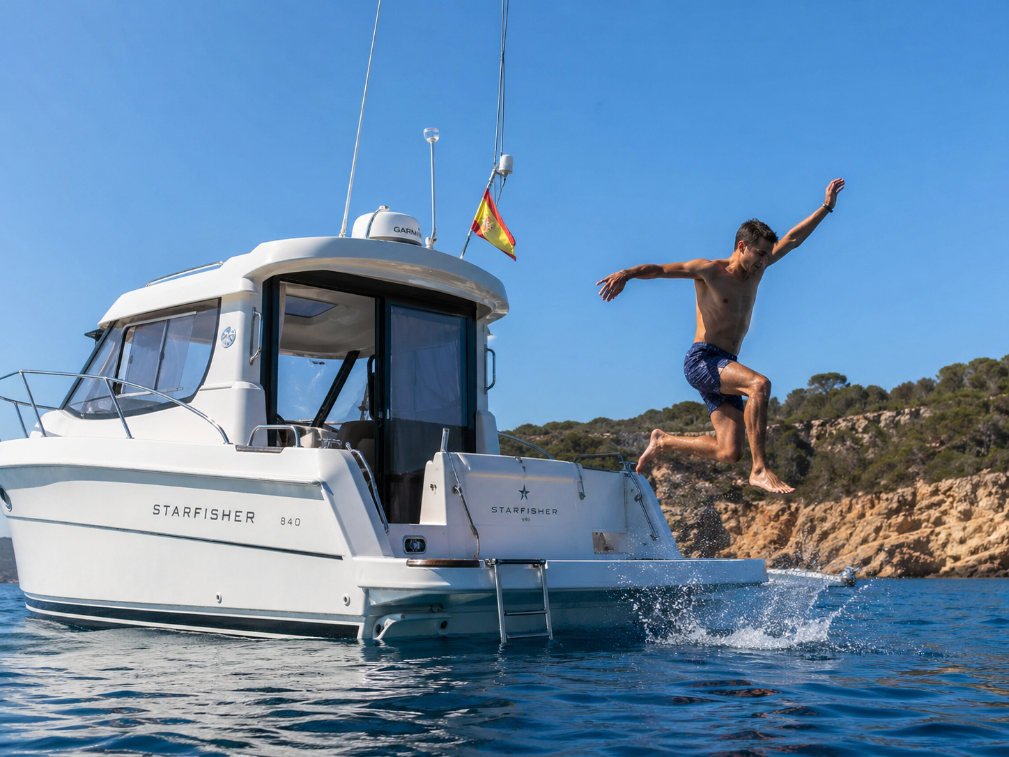 Barco navegando por la costa