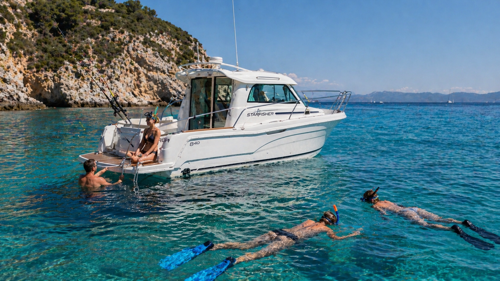 Barco privado en el mar